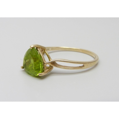 927 - A 10k gold and peridot ring, 2.5g, U