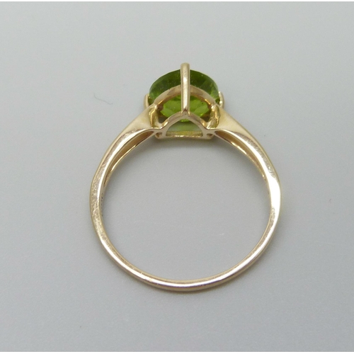 927 - A 10k gold and peridot ring, 2.5g, U