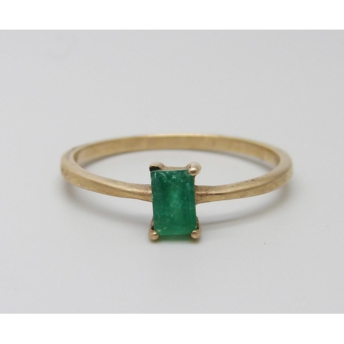 933 - A 9ct gold and Colombian emerald ring, one claw a/f, 1.8g, U