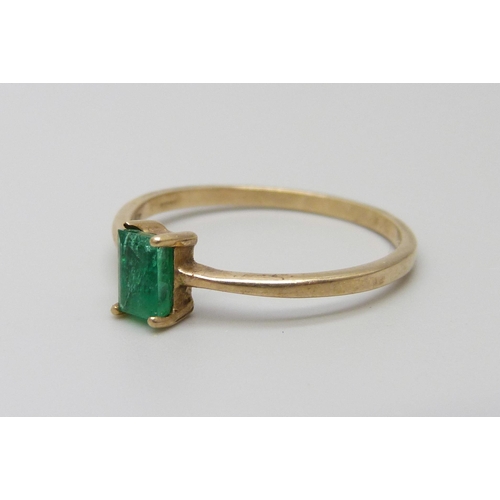 933 - A 9ct gold and Colombian emerald ring, one claw a/f, 1.8g, U