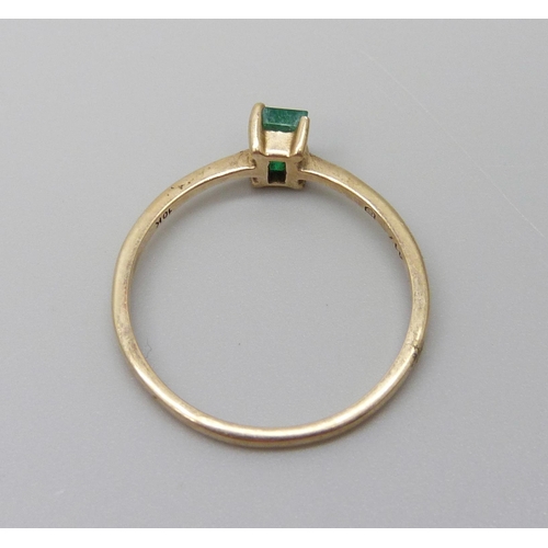 933 - A 9ct gold and Colombian emerald ring, one claw a/f, 1.8g, U