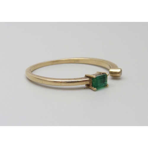 934 - A 9ct gold and Colombian emerald and diamond ring, 1.7g, R/S