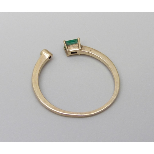 934 - A 9ct gold and Colombian emerald and diamond ring, 1.7g, R/S