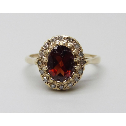 937 - A 9ct gold garnet and diamond cluster, 3g, N