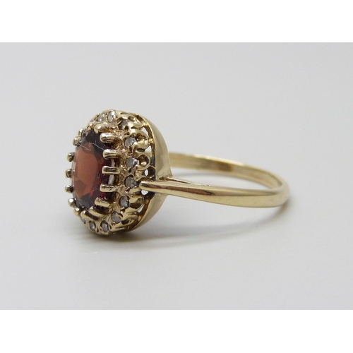 937 - A 9ct gold garnet and diamond cluster, 3g, N