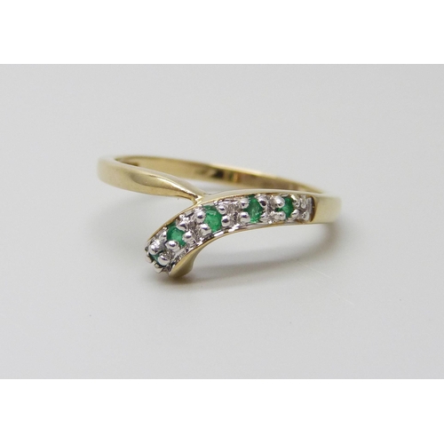 940 - A 9ct gold emerald set ring, 1.5g, L