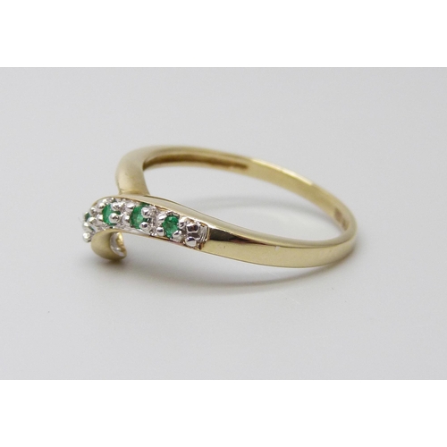 940 - A 9ct gold emerald set ring, 1.5g, L