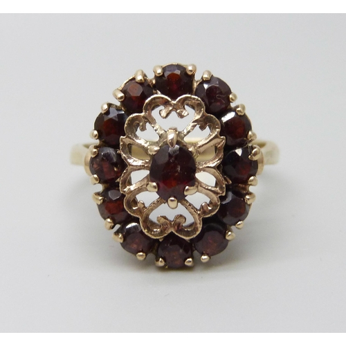 942 - A 9ct gold garnet cluster cocktail ring, 5.5g, T