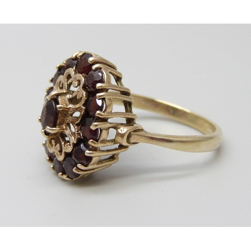 942 - A 9ct gold garnet cluster cocktail ring, 5.5g, T