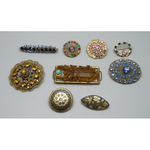 945 - A collection of Czechoslovakian and other costume jewellery