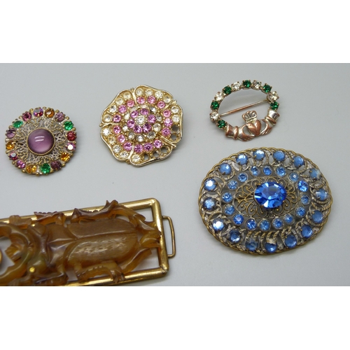 945 - A collection of Czechoslovakian and other costume jewellery