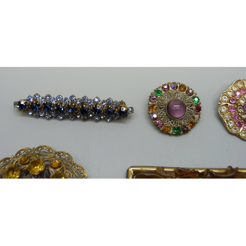 945 - A collection of Czechoslovakian and other costume jewellery