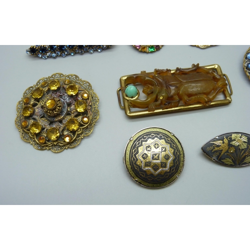 945 - A collection of Czechoslovakian and other costume jewellery