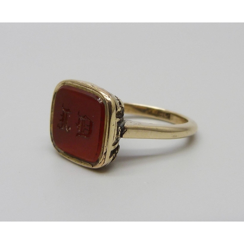 948 - A 9ct gold intaglio seal ring, 4.8g, K/L