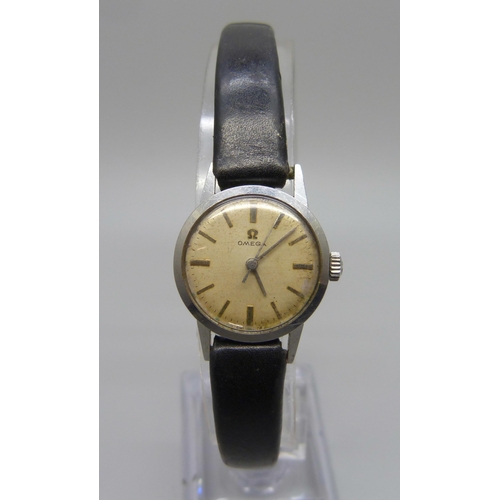 976 - A lady's Omega stainless steel cased wristwatch, 22mm including crown