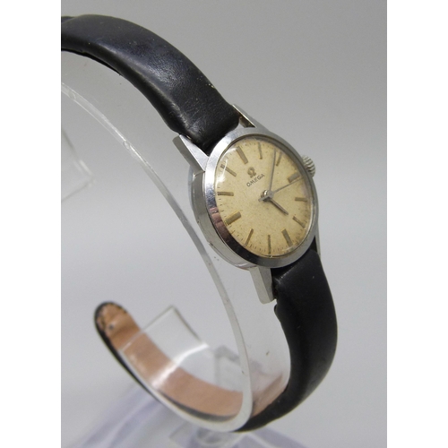 976 - A lady's Omega stainless steel cased wristwatch, 22mm including crown