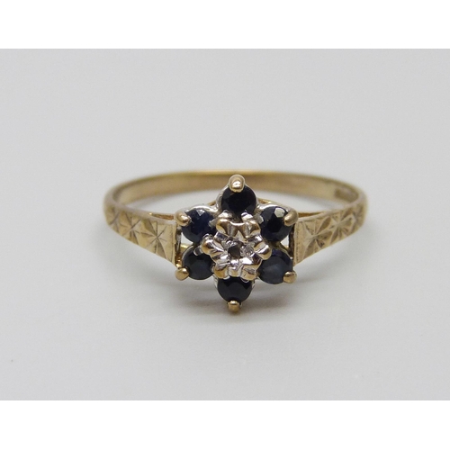 980 - A 9ct gold, sapphire and diamond cluster ring, 1.3g, L