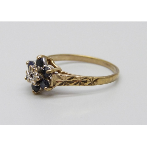 980 - A 9ct gold, sapphire and diamond cluster ring, 1.3g, L