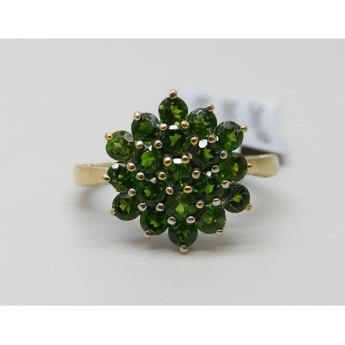 982 - A silver gilt chrome diopside cluster ring, J