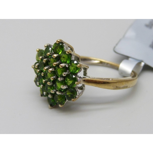 982 - A silver gilt chrome diopside cluster ring, J