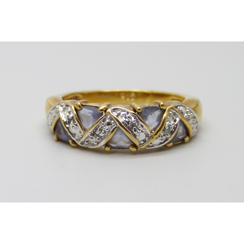 985 - A silver gilt and blue stone ring, U