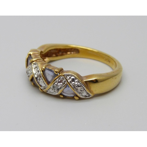 985 - A silver gilt and blue stone ring, U