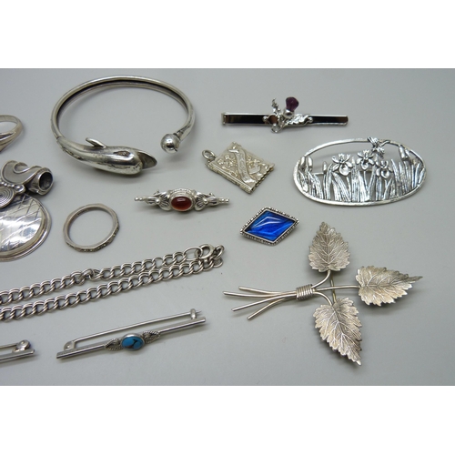 995 - A collection of silver jewellery including a dolphin bangle, leaf brooch, large pendant, etc., 68g, ... 