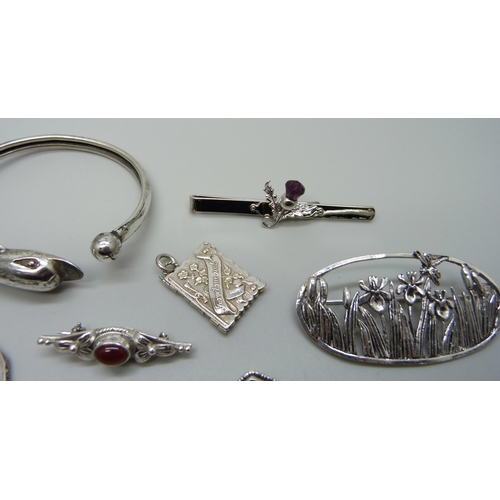 995 - A collection of silver jewellery including a dolphin bangle, leaf brooch, large pendant, etc., 68g, ... 