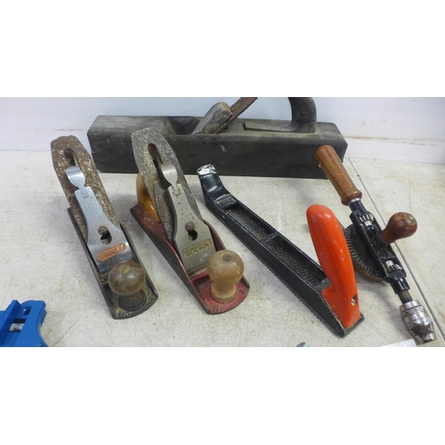 5014 - A quantity of assorted woodworking tools including a bow saw, a spirit level, a Stanley Bailey no. 3... 