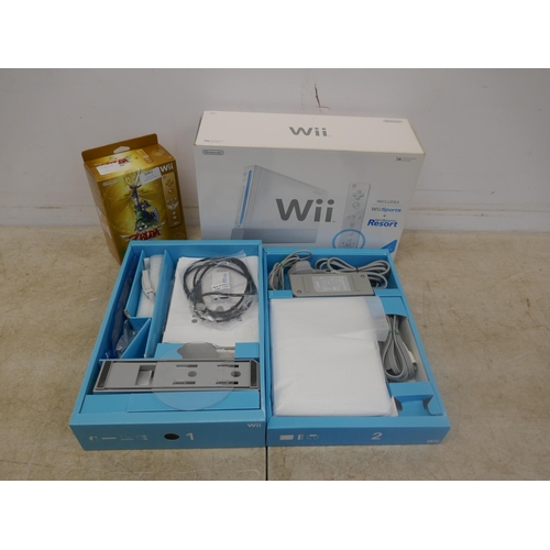 5062 - A Nintendo Wii games console (boxed with very little use) and Legend of Zelda Skyward Sword limited ... 