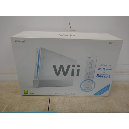 5062 - A Nintendo Wii games console (boxed with very little use) and Legend of Zelda Skyward Sword limited ... 