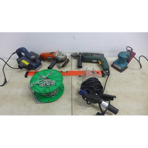 5022 - A quantity of power tools and other items including a Challenge MP3780 , 240V electric power planer,... 