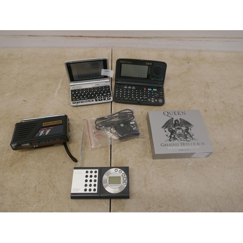 5085 - A Golden EC-9001B speech dictionary, one other electronic dictionary,  a Barclaycard radio, one othe... 