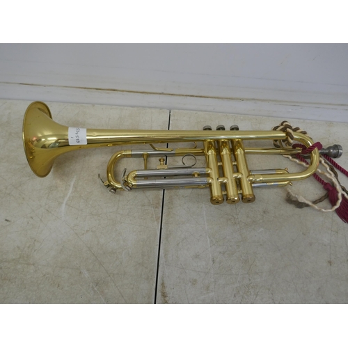 5078 - A brass trumpet and a bugle horn