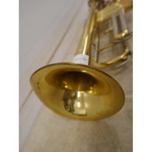 5078 - A brass trumpet and a bugle horn