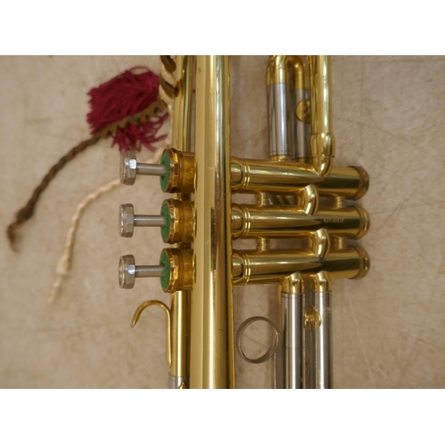 5078 - A brass trumpet and a bugle horn