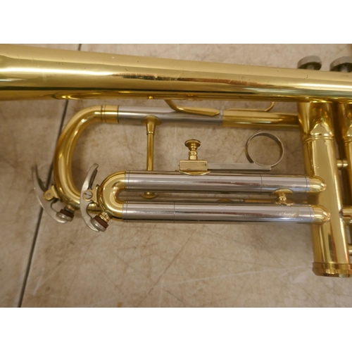 5078 - A brass trumpet and a bugle horn