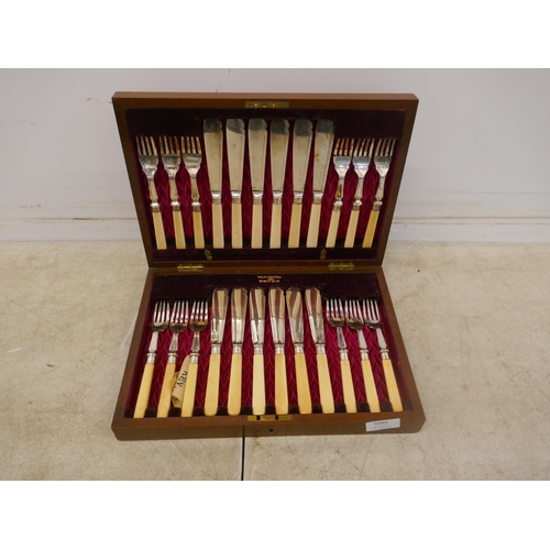 5089 - A Walker and Hall Sheffield cutlery set