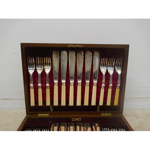 5089 - A Walker and Hall Sheffield cutlery set