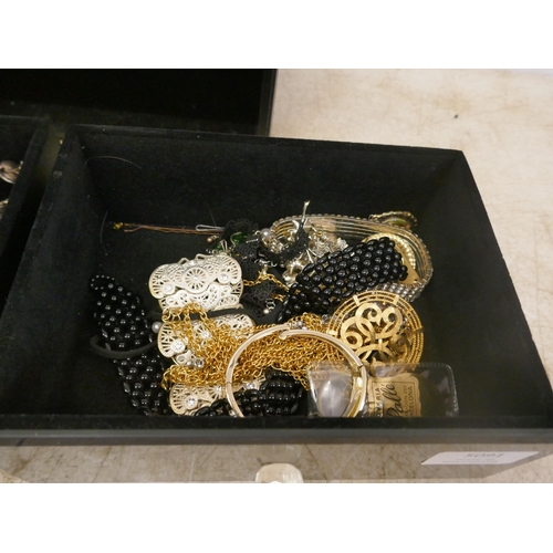 5091 - A black glass jewellery box with contents