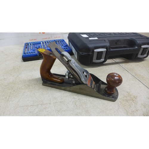 5028 - A Bosch PBS7A, 240V power belt sander, a Rolson No.4 wood plane, a Hitachi DV18DGL, 18V, 13mm cordle... 