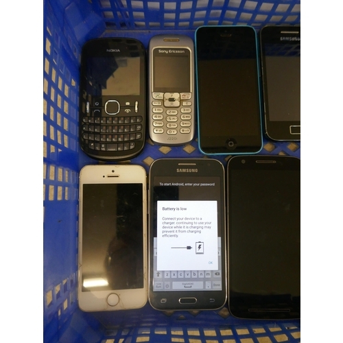 5077 - A collection of mobile phones including five iPhones, two Samsungs, two Motorola’s, an Alba, a Nokia... 