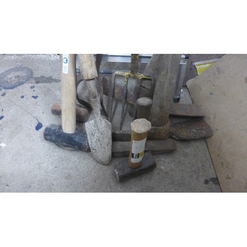 5043 - A selection of tools including pick axes, rakes, sledge hammers, stone hammers and many more plus a ... 