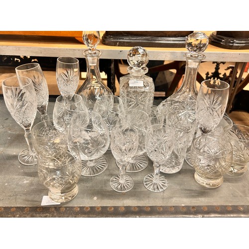 299 - A collection of assorted glassware