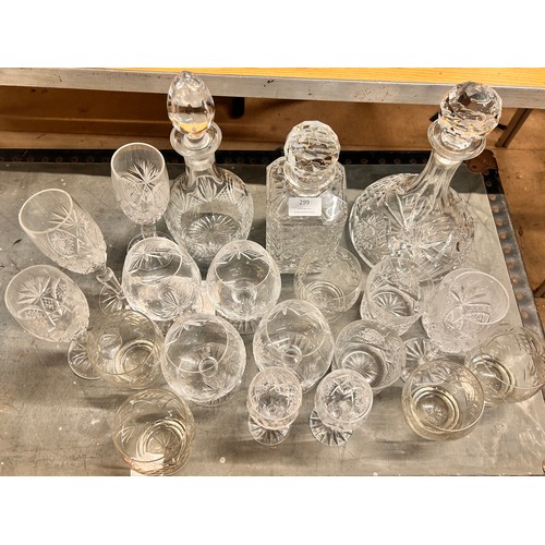 299 - A collection of assorted glassware