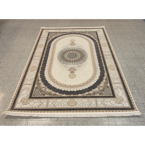 262 - A Kashan Shahkar Dorrin pattern ivory ground rug, 305 x 204cms