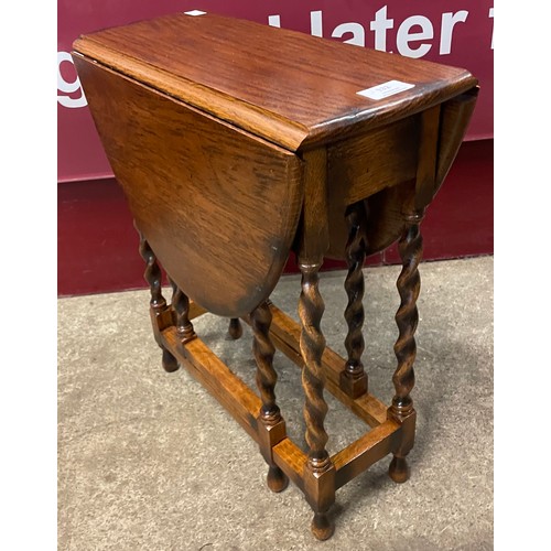 132 - A small oak barleytwist gateleg occasional table