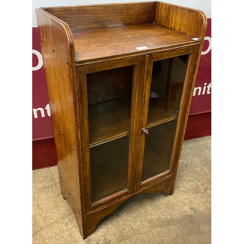 136 - An early 20th Century oak two door bookcase