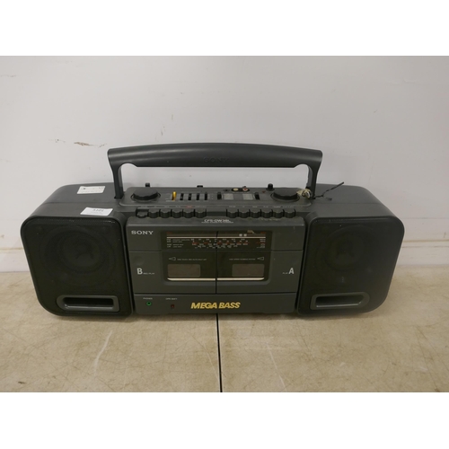 5101 - A Sony Mega Bass FS-DW38L radio cassette-corder and a Phillips type D-8453 sound machine 4 band radi... 