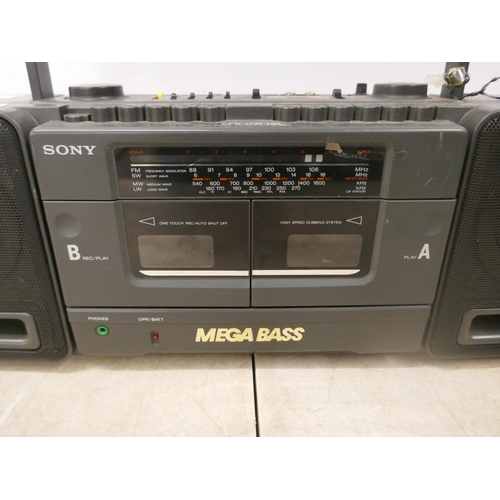 5101 - A Sony Mega Bass FS-DW38L radio cassette-corder and a Phillips type D-8453 sound machine 4 band radi... 